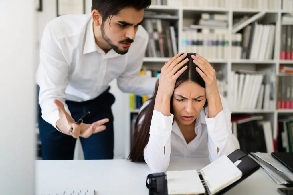 De tien beste blogonderwerpen voor jouw volgende post! 3 Angry boss yelling at his employee in office