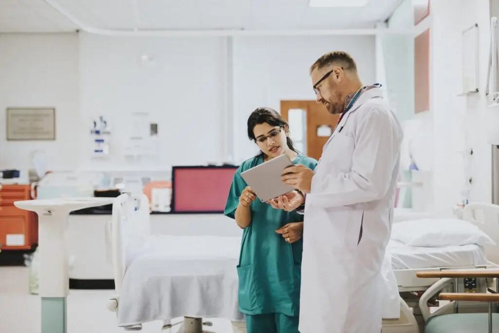 De tien beste blogonderwerpen voor jouw volgende post! 2 Doctor and nurse discussing a medical case