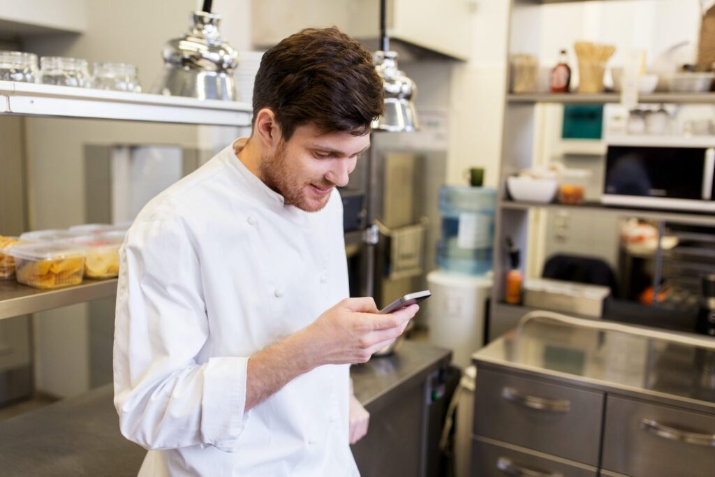 OpenPos - Een Point of Sale systeem wat ook voor de Horeca geschikt is 4 chef cook with smartphone at restaurant kitchen