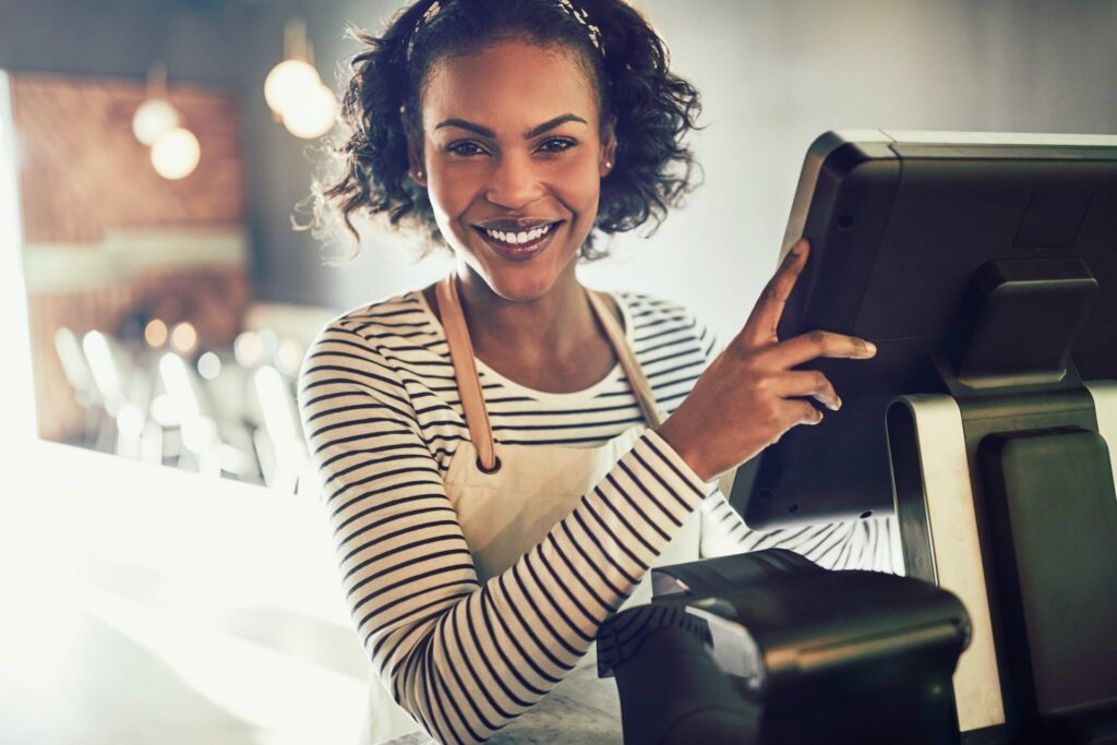 OpenPos - Een Point of Sale systeem wat ook voor de Horeca geschikt is 2 Smiling young African waitress working in a trendy restaurant