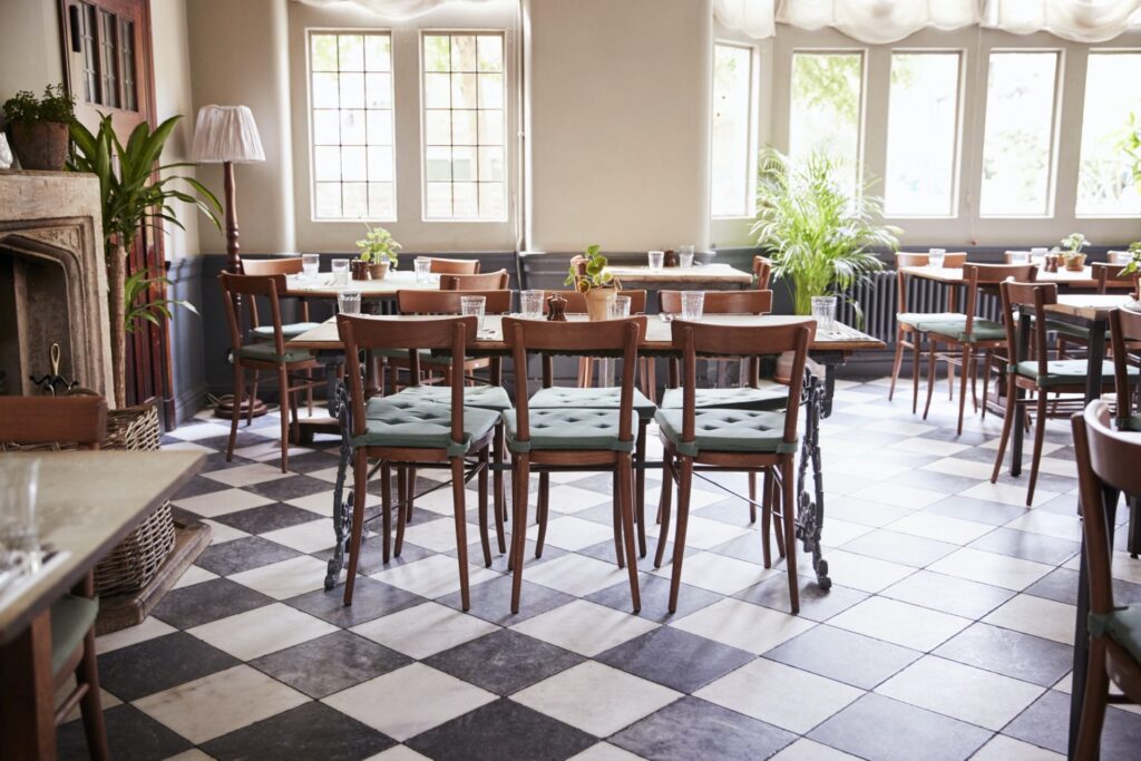 OpenPos - Een Point of Sale systeem wat ook voor de Horeca geschikt is 3 Tables Laid For Service In Empty Restaurant