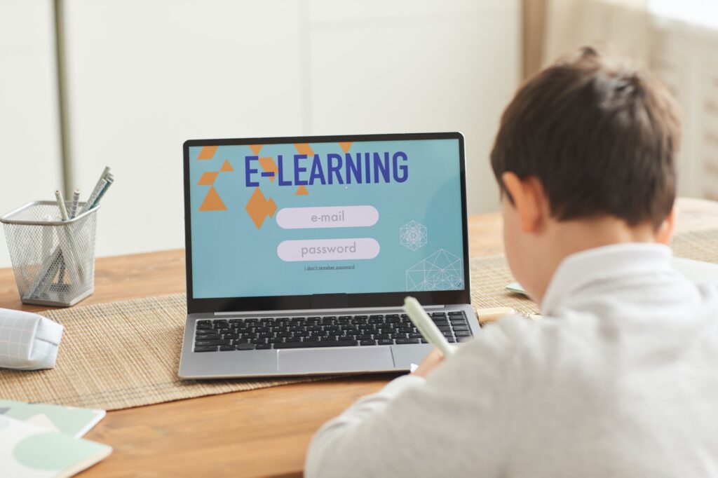 Online Training Totaal 1 Boy Studying at Home via E-Learning Website