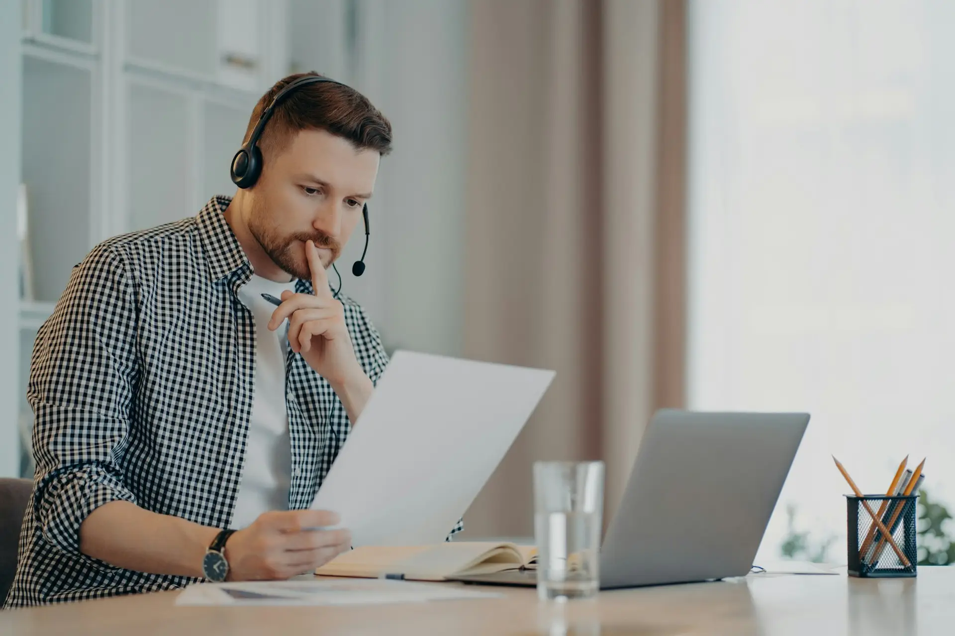 Twaalf tips voor inspiratie om te bloggen 2 Concentrated man reading document and working at home