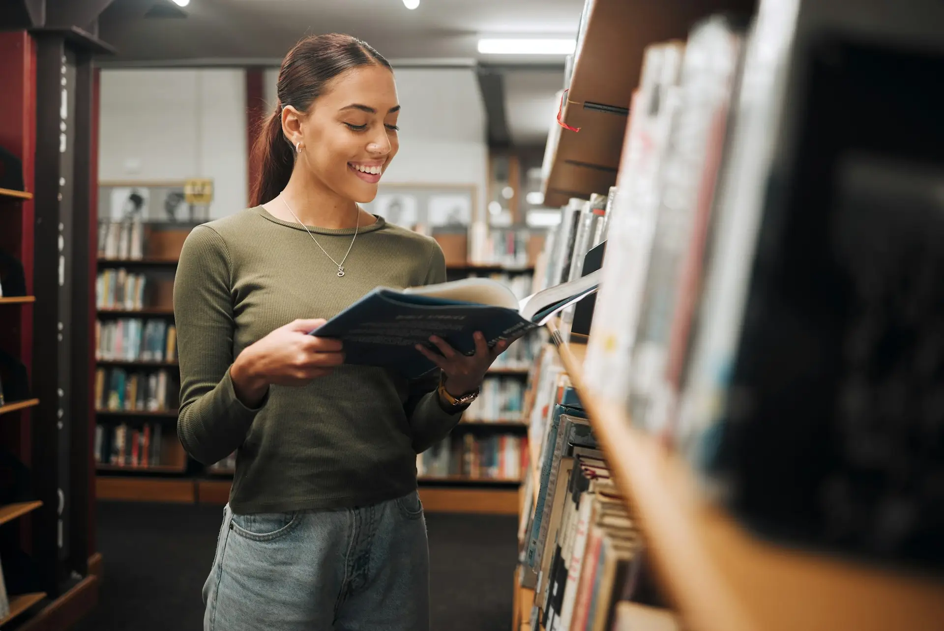 Twaalf tips voor inspiratie om te bloggen 9 Reading, library book and woman student with a smile about learning, books and college study. Unive