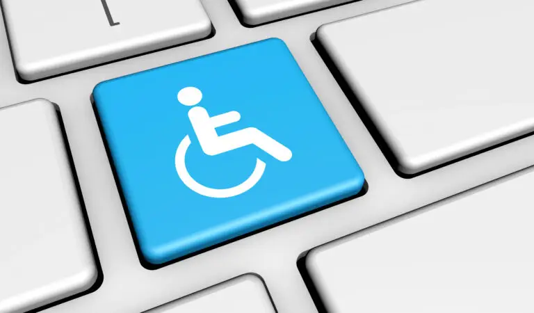 Digitale toegankelijkheid verbeeld als een knop met een persoon in een rolstoel op een toetsenbord