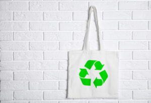 Duurzaam webwinkelen - Een tas met het kringloopteken om het concept te verduidelijken.