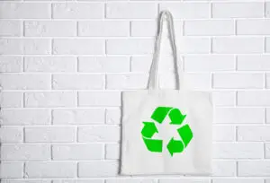 Duurzaam webwinkelen - Een tas met het kringloopteken om het concept te verduidelijken.