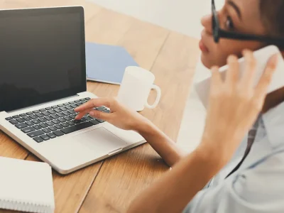 business-woman-using-laptop-with-blank-screen-PRN2HAS-1920
