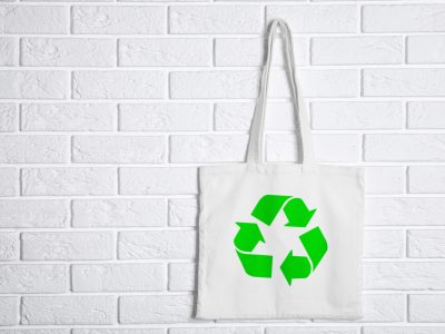 Duurzaam webwinkelen - Een tas met het kringloopteken om het concept te verduidelijken.