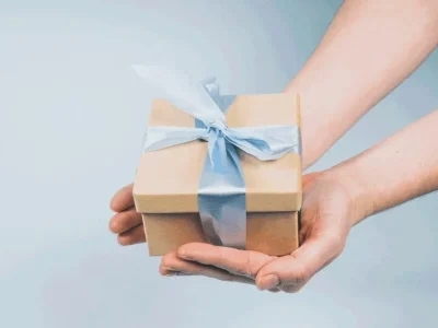 gift-package-in-hand_1000