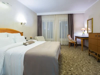 hotel-room-Depositphotos_132439476_xl-2015-1920